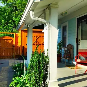 Guest house Peaceful Private Cottage, Walk To Park & 5 Mins To Downtown